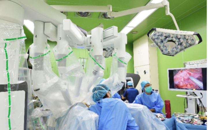 ロボット支援腹腔鏡下子宮全摘術（ダヴィンチ手術）も導入しております。
